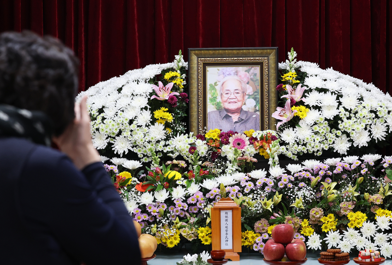 건강 악화로 26일 밤 별세한 일본군 위안부 피해자 이옥선 할머니 빈소가 27일 오후 경기도 광주시 경안장례식장에 마련돼 있다. 대구 출신인 이 할머니는 16살 때 중국 만주 위안소로 끌려가 일본군 성노예로 고초를 겪은 뒤 해방 직후 귀국했다. 2014년부터 충북 보은 속리산 법주사 근처 거처와 나눔의 집을 오가며 생활하다가 2018년 나눔의집에 정착했다. 연합뉴스