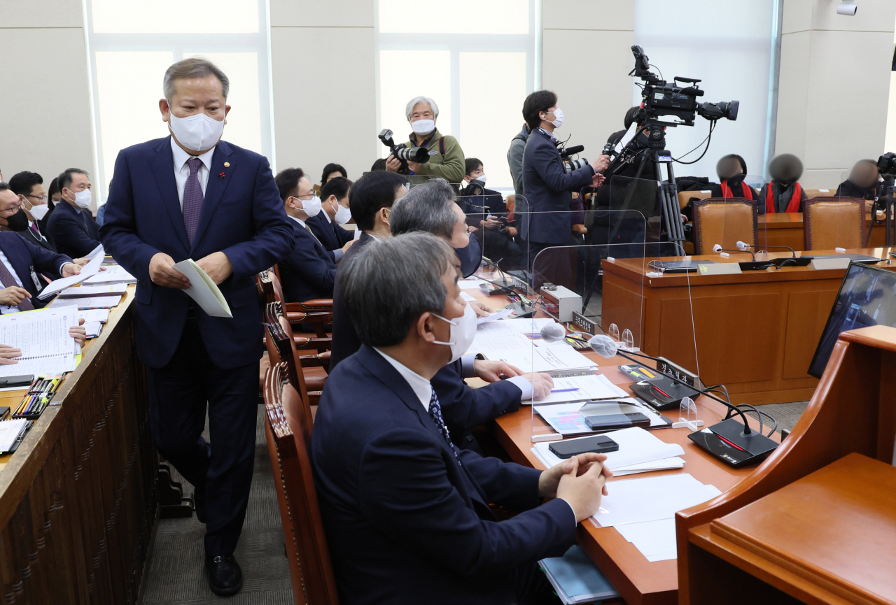27일 오전 국회에서 열린 '용산 이태원 참사 진상 규명과 재발 방지를 위한 국정조사 특별위원회' 1차 기관보고에 참석한 이태원 참사 유가족들이 보고를 위해 이동하는 이상민 행정안전부 장관을 지켜보고 있다. [연합]