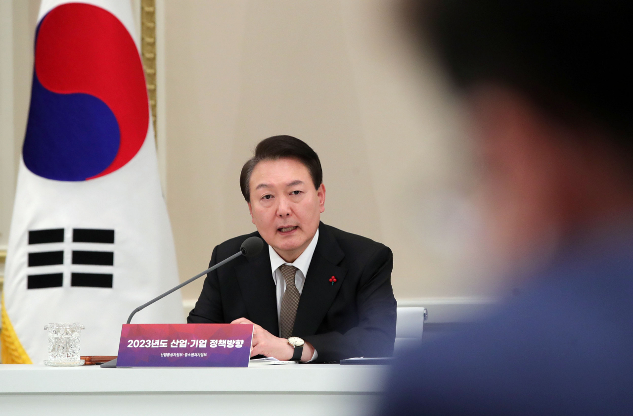 윤석열 대통령이 27일 오후 청와대 영빈관에서 열린 2023 산업통상자원부·중소벤처기업부 업무보고에서 발언하고 있다. [연합]