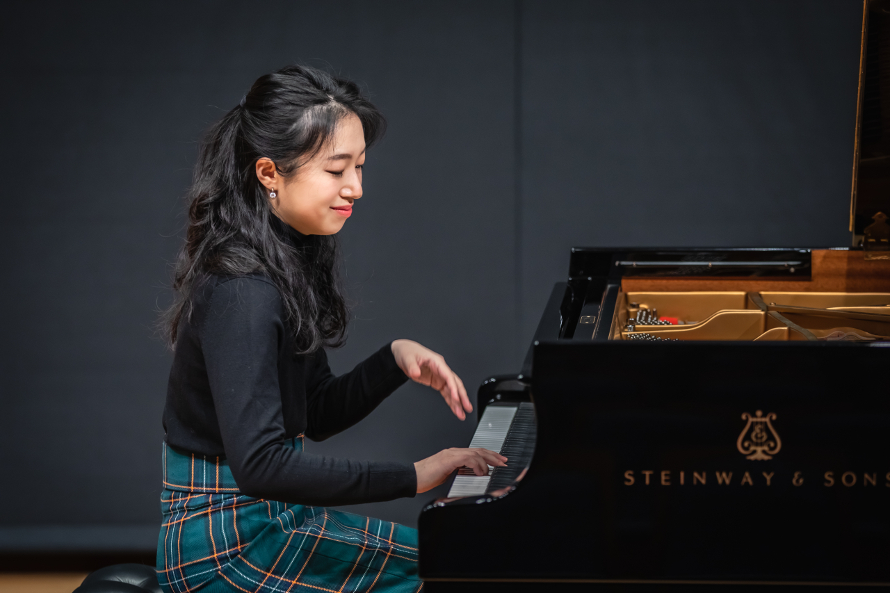 Pianist Kim Su Yeon performs during a press conference held at Kumho Art Hall Yonsei on Tuesday. (Kumho Asiana Cultural Foundation)