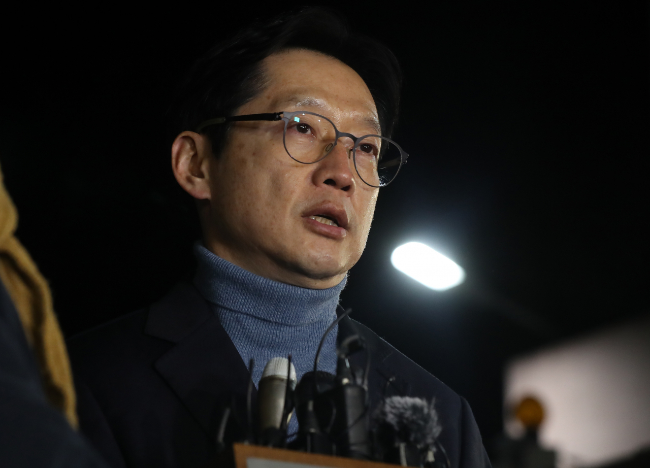 김경수 전 경남지사가 28일 경남 창원시 마산회원구 창원교도소에서 특별사면으로 출소하며 발언하고 있다. 김 전 지사는 이번 사면으로 잔여 형기 5개월은 면제됐지만, 복권은 되지 않았다. [연합]