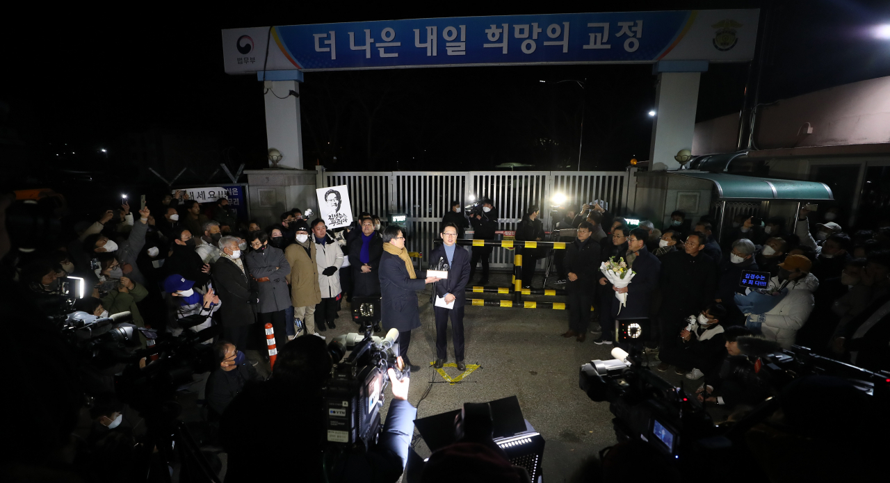 김경수 전 경남지사가 28일 경남 창원시 마산회원구 창원교도소에서 특별사면으로 출소하며 취재진에게 발언하고 있다. [연합]