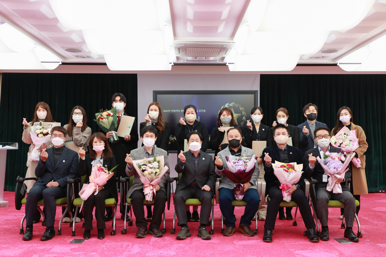 ‘2022년 민원처리 종합평가’ 우수 부서·직원, ‘2022년 하반기 친절공무원’ 선정 직원 표창 & 부상