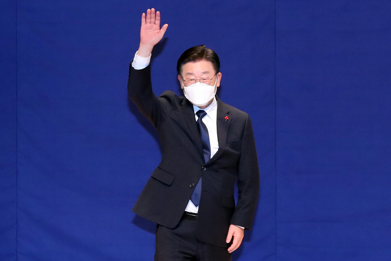 이재명 더불어민주당 대표가 27일 오후 전남 무안군 삼향읍 남악주민센터에서 열린 '경청 투어' 국민보고회에서 지지자와 당원에게 인사하고 있다. [연합]