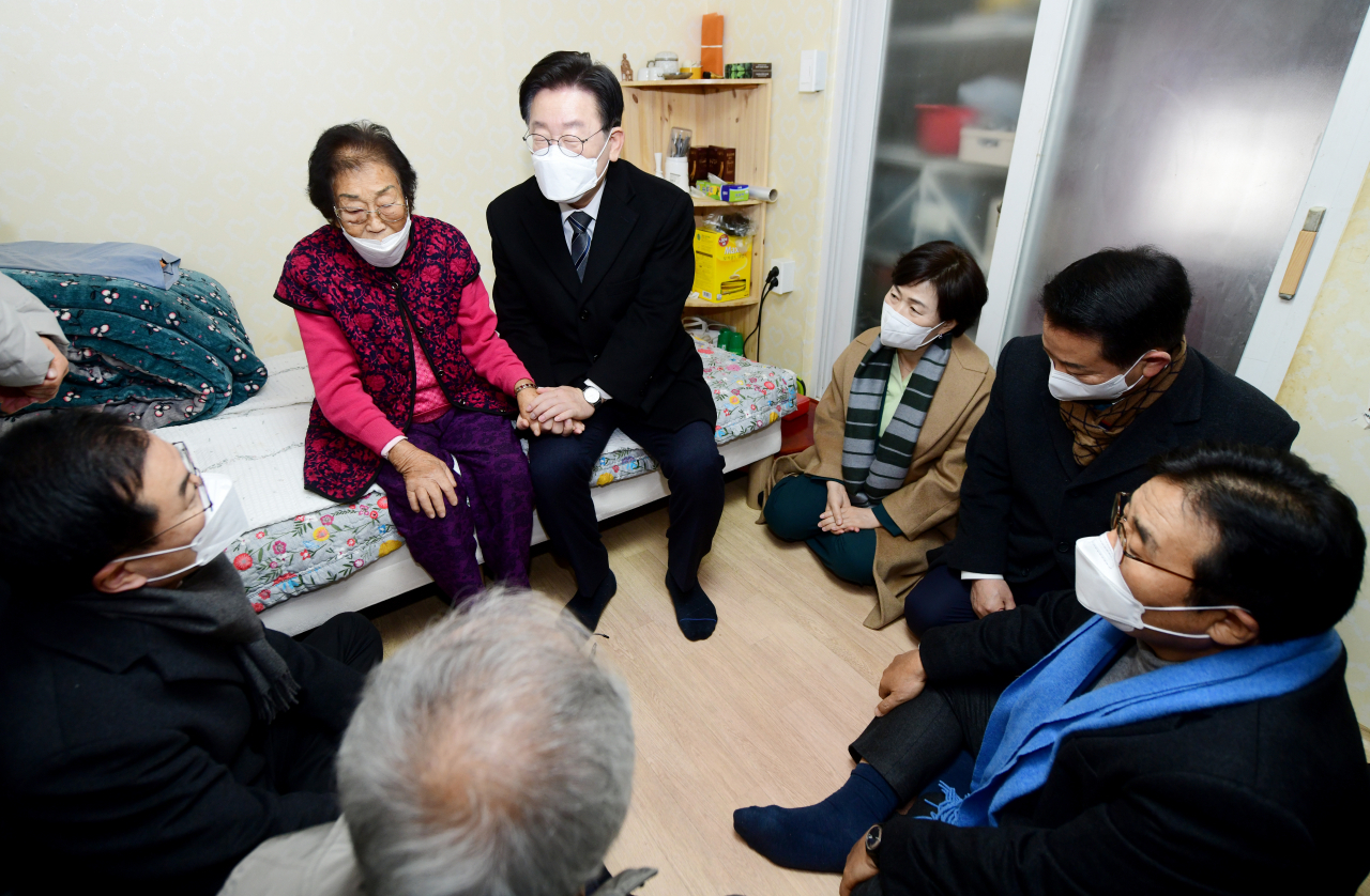 더불어민주당 이재명 대표가 28일 오전 광주 서구에 있는 일제 강제 동원 피해자 양금덕 할머니 자택에서 할머니를 만나 이야기하고 있다. 이 대표는 검찰 소환조사 통보일을 하루 앞둔 전날부터 1박 2일 일정으로 전남과 광주에 머물며 '경청 투어'를 이어가고 있다. 2022.12..28 [공동취재] 연합뉴스