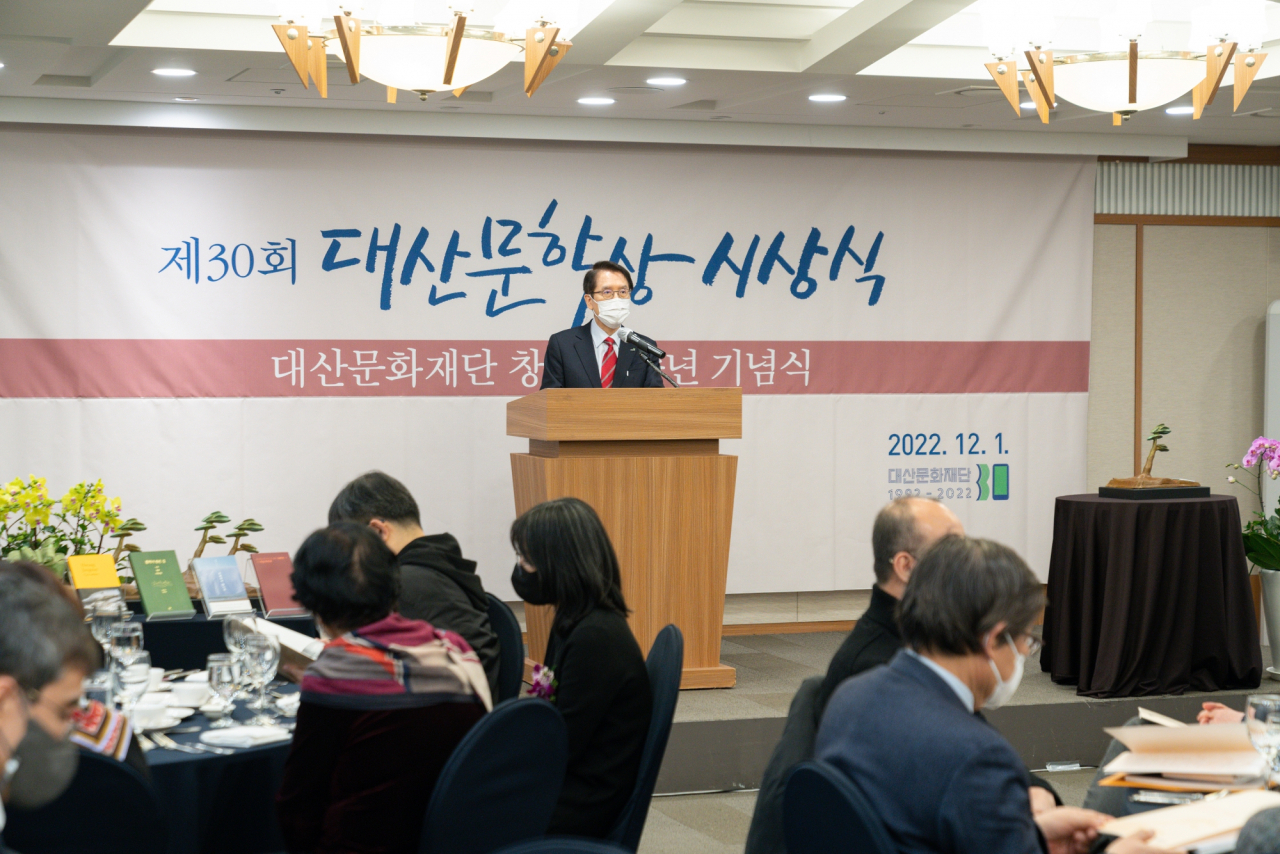신창재 교보생명 회장(대산문화재단 이사장)이 지난 1일 서울 중구 한국프레스센터에서 열린 '대산문화재단 창립 30주년 기념식 및 제30회 대산문학상 시상식'에서 인사말을 하고 있다. [교보생명 제공]