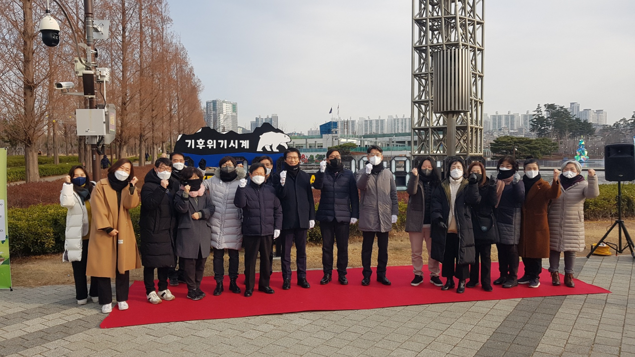 기후위기시계 준공식에서 참석한 환경단체, 부산시, 부산진구 관계자들이 기념촬영을 하고 있다. 윤정희 기자