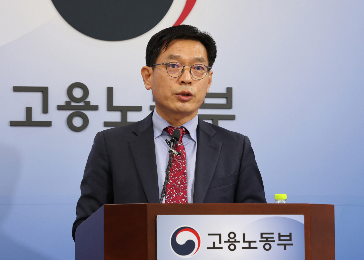 류경희 고용노동부 산업안전보건본부장이 27일 오후 세종시 정부세종청사에서 SPC그룹 계열사 및 전국 유해·위험 기계·기구 감독 결과를 발표하고 있다. [연합]