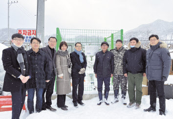 한국지질자원연구원 연구진이 지하수 관정 무상 기증 후 마을주민들과 기념촬영을 하고 있다. [한국지질자원연구원 제공]