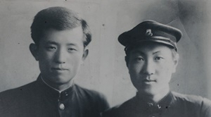윤동주(왼쪽)와 정병욱.