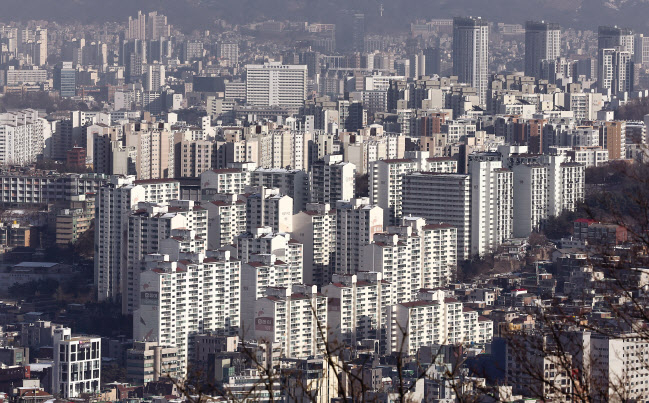 부동산전문가들은 무주택자의 내 집 마련 적기로 ‘내년 하반기 이후’를 지목했다. 서울 남산에서 바라본 아파트단지. [연합]