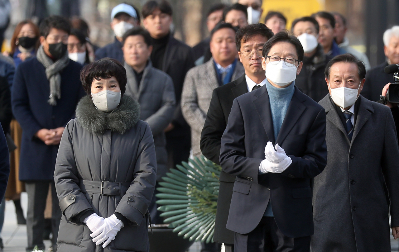 김경수 전 경남지사가 28일 오전 경남 김해시 진영읍 봉하마을 노무현 전 대통령 묘역을 참배하고 있다. 왼쪽은 부인 김정순 씨. 노 전 대통령 묘역 참배는 김 전 지사 출소 후 첫 공식 일정이다. [연합]