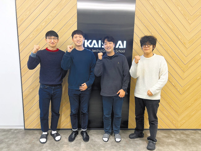 윤세영 (왼쪽부터) 교수, 이기훈 박사과정, 김상묵 박사과정, 김준기 석사과정. [KAIST 제공]