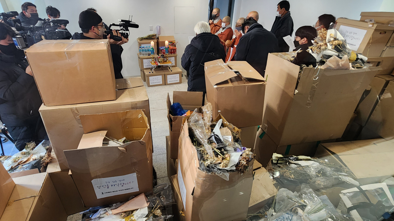 28일 서초동 민변 사무실에서 스님들과 이태원유가족협의회가 이태원 1번 출구 '시민의 마음' 추모물품에 대한 감사의 재를 올리고 있다. [연합]