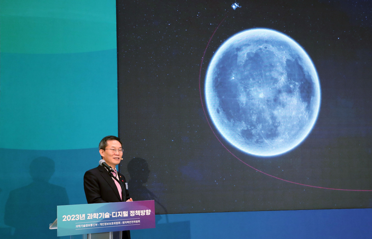 이종호 과학기술정보통신부 장관이 28일 청와대 영빈관에서 열린 2023 과학기술정보통신부·개인정보보호위원회·원자력안전위원회 업무보고에서 윤석열 대통령에게 다누리호 달 궤도 진입 성공 사실을 밝히고 있다. [연합]