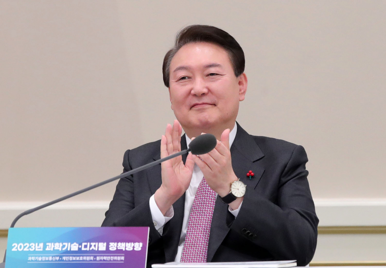 윤석열 대통령이 28일 청와대 영빈관에서 열린 2023 과학기술정보통신부·개인정보보호위원회·원자력안전위원회 업무보고에서 이종호 과학기술정보통신부 장관의 다누리호 달 궤도 진입 성공 발언에 박수를 치고 있다. [연합]