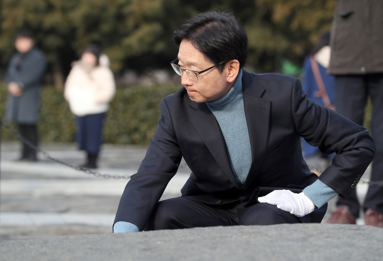 김경수 전 경남지사가 28일 오전 경남 김해시 진영읍 봉하마을 노무현 전 대통령 묘역을 참배하고 있다. 노 전 대통령 묘역 참배는 김 전 지사 출소 후 첫 공식 일정이다. 연합뉴스