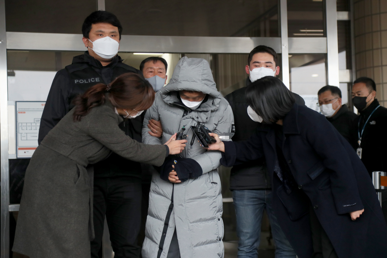 제주 유명 음식점 대표 피살사건 피의자 김모씨가 28일 오후 제주동부경찰서에서 검찰로 송치되고 있다. [연합]