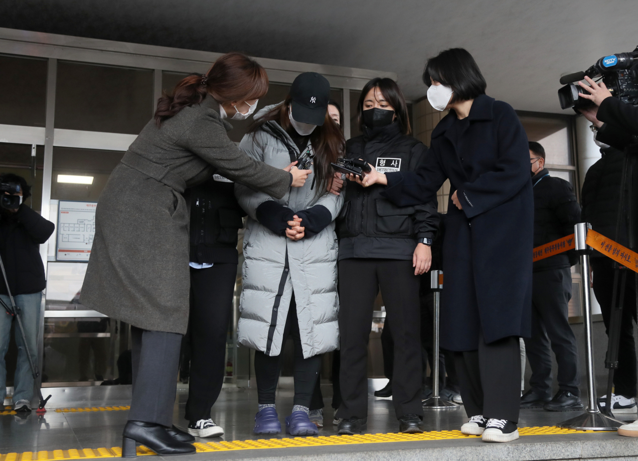 제주 유명 음식점 대표 피살사건 피의자 이모씨가 28일 오후 제주동부경찰서에서 검찰로 송치되고 있다. [연합]