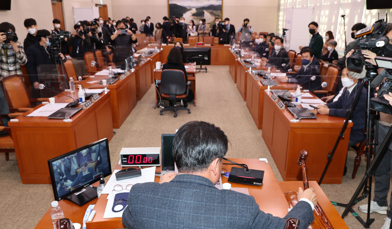 소병훈 국회 농림축산식품해양수산위원회 위원장이 28일 서울 여의도 국회에서 열린 농림축산식품해양수산위원회 전체회의에서 국민의힘 의원들이 퇴장한 가운데 정부의 쌀 시장 격리 의무화를 골자로 하는 양곡관리법 개정안의 본회의 부의 요구의 건 의결을 선언하고 있다. [연합]