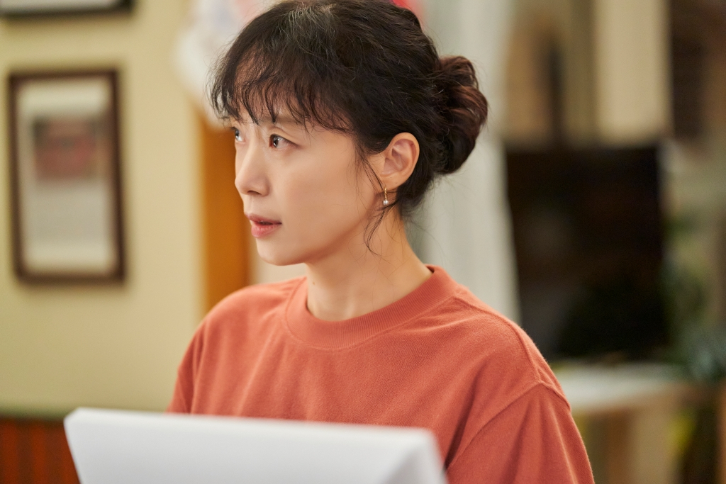 Jeon Do-yeon plays a former national handball player Haeng-sun in "Crash Course in Romance" (tvN)