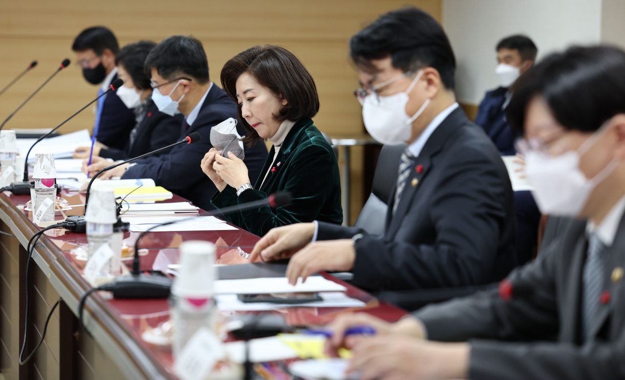나경원 저출산고령사회위원회 부위원장이 28일 정부서울청사에서 열린 제2차 인구미래전략 관계부처 차관회의에서 발언을 위해 마스크를 벗고 있다. 연합뉴스