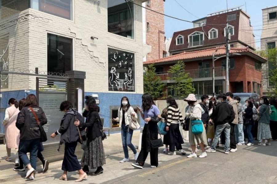 서울 성동구 한 식당 앞에서 시민들이 줄을 서고 있는 사진. [연합]