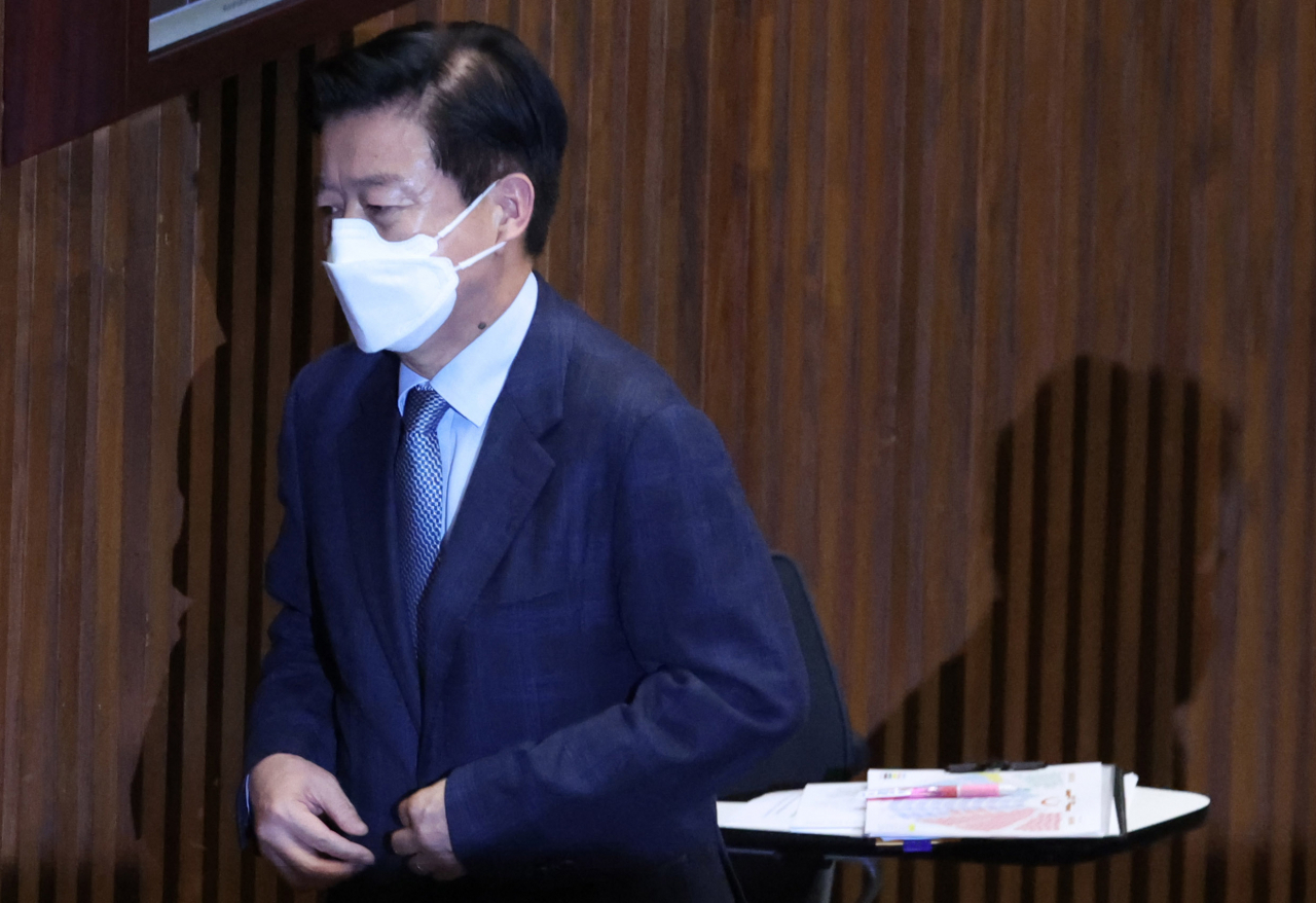 노웅래 더불어민주당 의원이 28일 오후 국회 본회의에서 자신에 대한 체포동의안 부결 뒤 회의장을 나서고 있다. [연합]