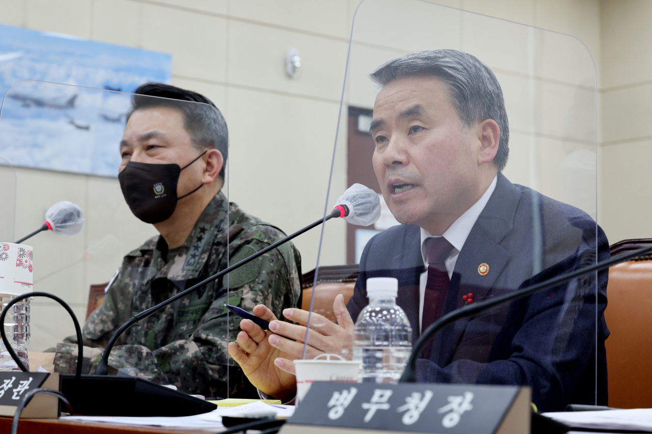 국방부는 28일 내년부터 5년 간 331조원을 투입하는 내용의 ‘2023~2027 국방중기계획’을 공개했다. 이날 국회 국방위원회 전체회의에 출석한 이종섭 국방부 장관이 발언하고 있다. 왼쪽은 김승겸 합참의장. [연합]