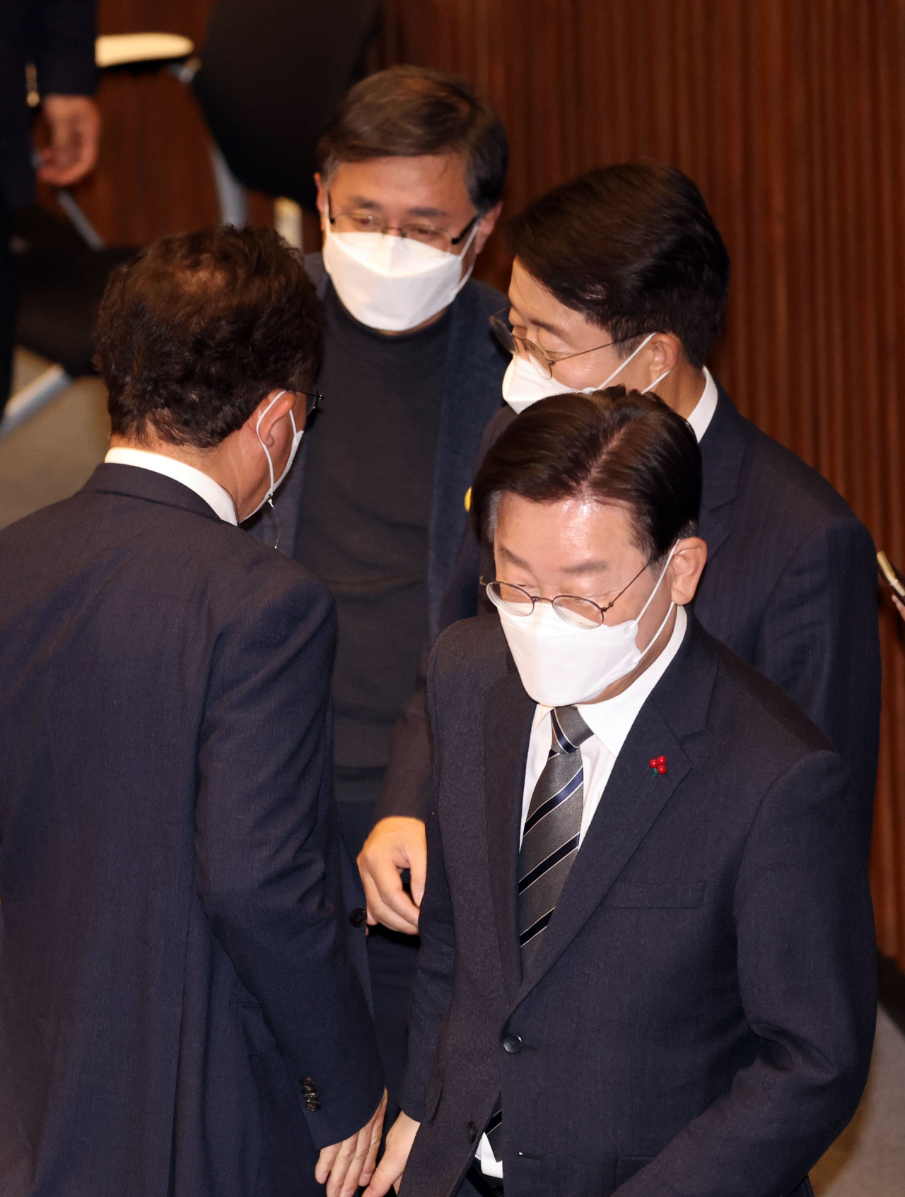 이재명 더불어민주당 대표가 28일 국회에서 열린 본회의에서 뇌물수수·정치자금법 위반 혐의를 받는 더불어민주당 노웅래 의원 체포동의안 투표를 하기 위해 줄서고 있다. [연합]
