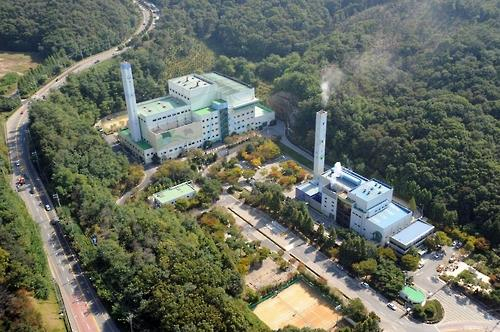 경기 성남시가 25년째 가동해 노후한 중원구 상대원동 쓰레기소각장 옆에 하루 500t 처리 규모 새 소각시설을 오는 2026년 상반기까지 건립한다고 14일 밝혔다. 사진은 현재 성남시 상대원동 쓰레기소각장 전경. [연합]