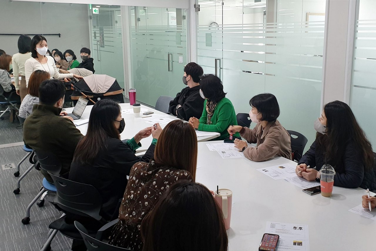 고객만족위원회 상품 품평회 모습. [롯데홈쇼핑 제공]