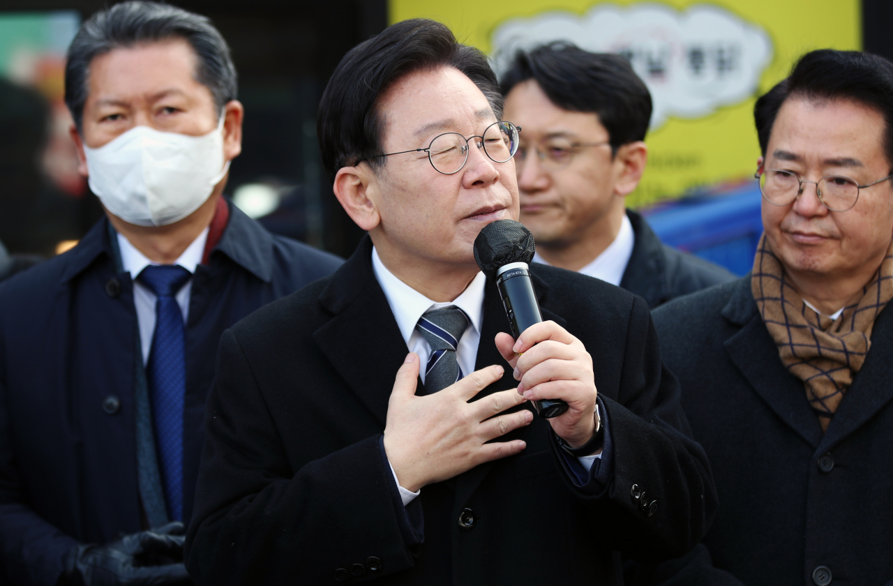 이재명 더불어민주당 대표(가운데)가 28일 오후 광주 송정매일시장에서 열린 '검찰독재 야당탄압 규탄 연설회'에서 발언하고 있다. [연합]