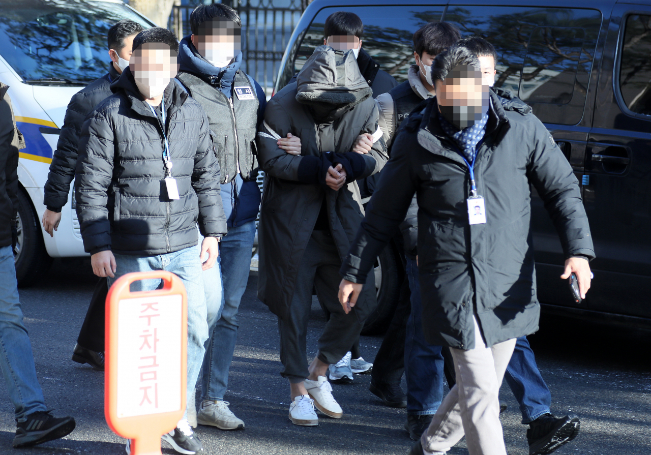 택시 기사를 살해한 혐의로 붙잡힌 A(32)씨가 28일 영장실질심사를 위해 경기도 고양 의정부지법 고양지원으로 들어가고 있다. [연합]