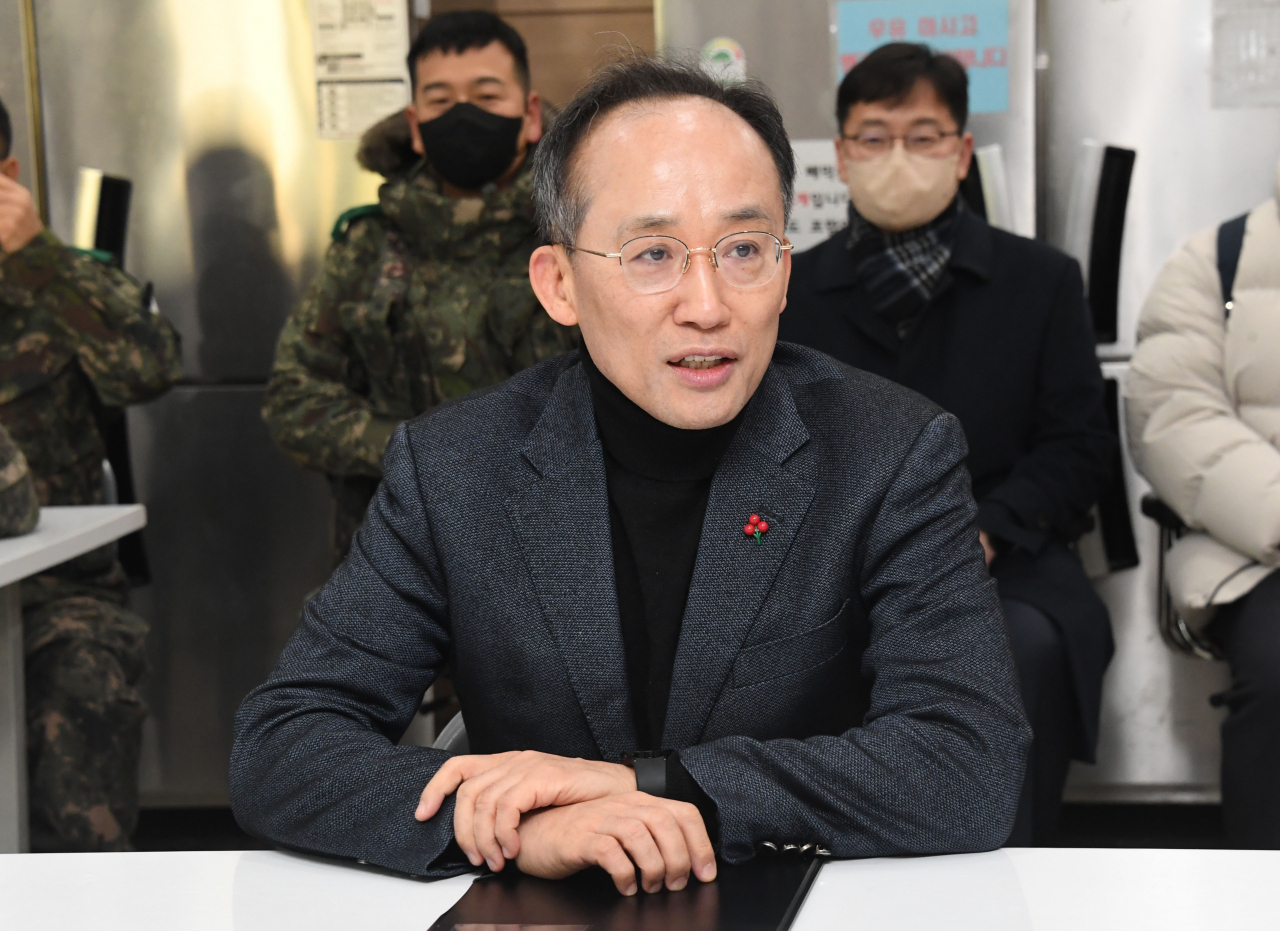 사진은 지난 28일 오후 경기도 연천군 소재 28사단 흑룡대대를 방문해 장병과 간담회를 하고 있는 추경호 부총리 겸 기획재정부 장관. [연합]