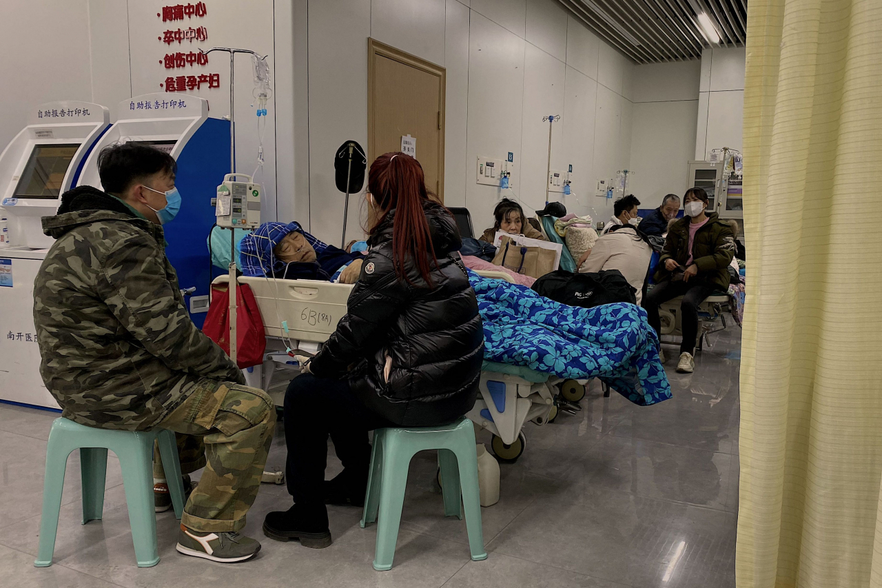 28일 중국의 한 병원에서 코로나19 환자들이 병상에 누워있다. 중국은 코로나19 감염자 폭발에도 불구하고 입국자 방역 규제를 해제하는 등 완전 ‘위드 코로나’로 방역 기조를 전환했다. [AFP]