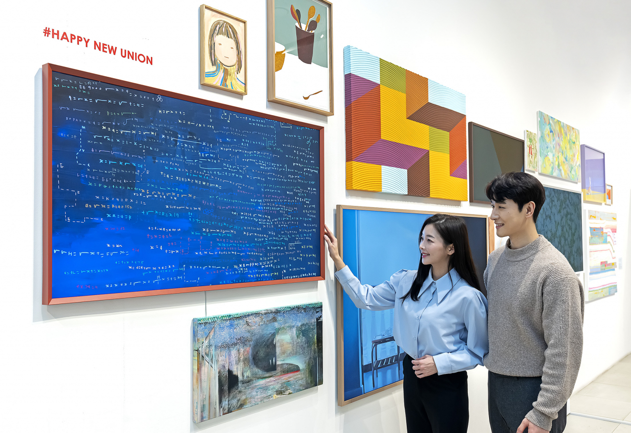 삼성전자 모델이 현대미술 작가들의 축제 '2022 유니온 아트페어'에서 라이프스타일 TV '더 프레임'을 활용한 디지털 아트 작품을 소개하고 있는 모습. [삼성전자 제공]