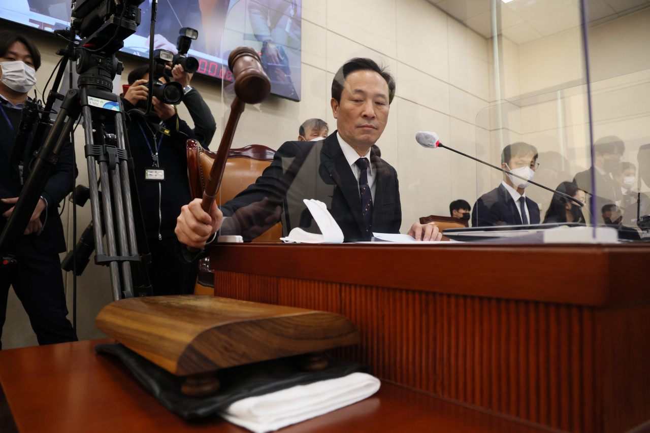우상호 이태원 참사 국조특위 위원장이 29일 국회에서 열린 이태원참사진상규명과재발방지를위한국정조사특별위원회 서울시, 대검, 용산구청 등 기관보고에서 의사봉을 두드리고 있다. [연합]