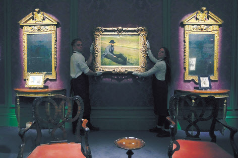 프랑스 화가 에드가 드가의 1874년작 ‘유진 마네(Eugene Manet)’를 들고 있는 소더비 직원들. 조셉 호퉁 경의 컬렉션 중 하나로 12월 런던 경매에 출품됐다. [AP]