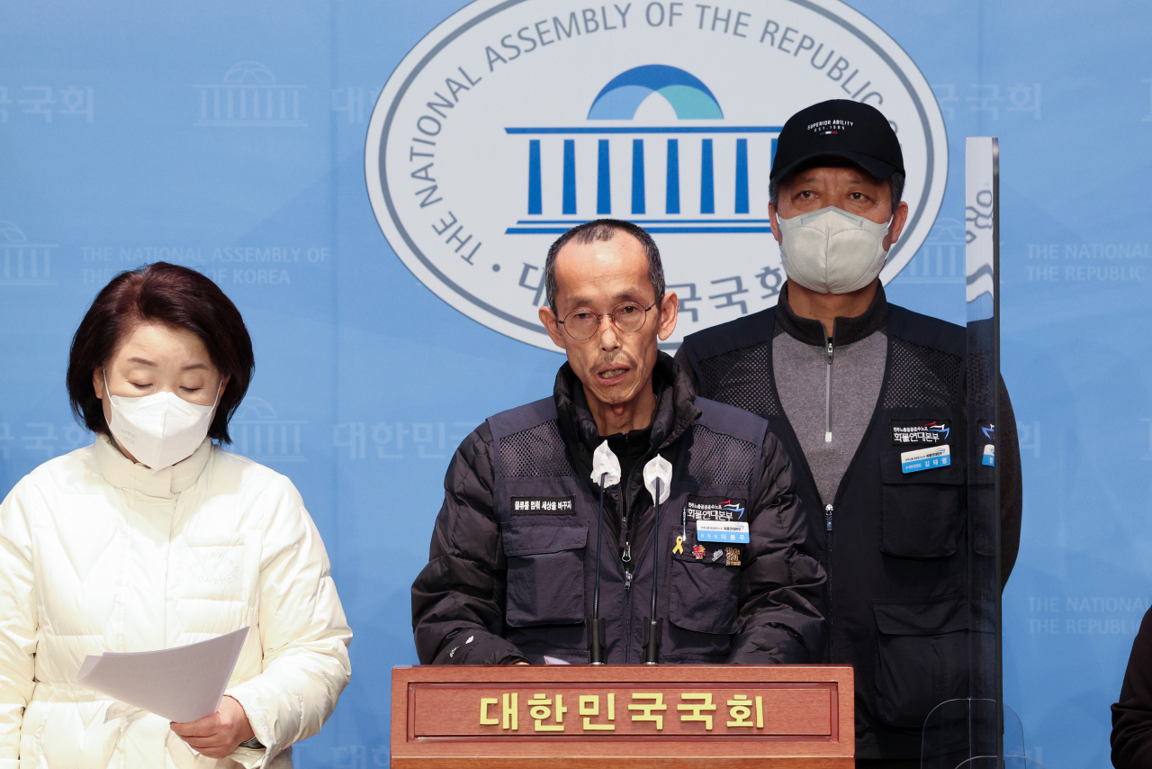이봉주 화물연대 위원장이 지난 27일 오전 국회 소통관에서 '안전운임제 연장법안 처리 촉구 기자회견'을 하고 있다. [연합]
