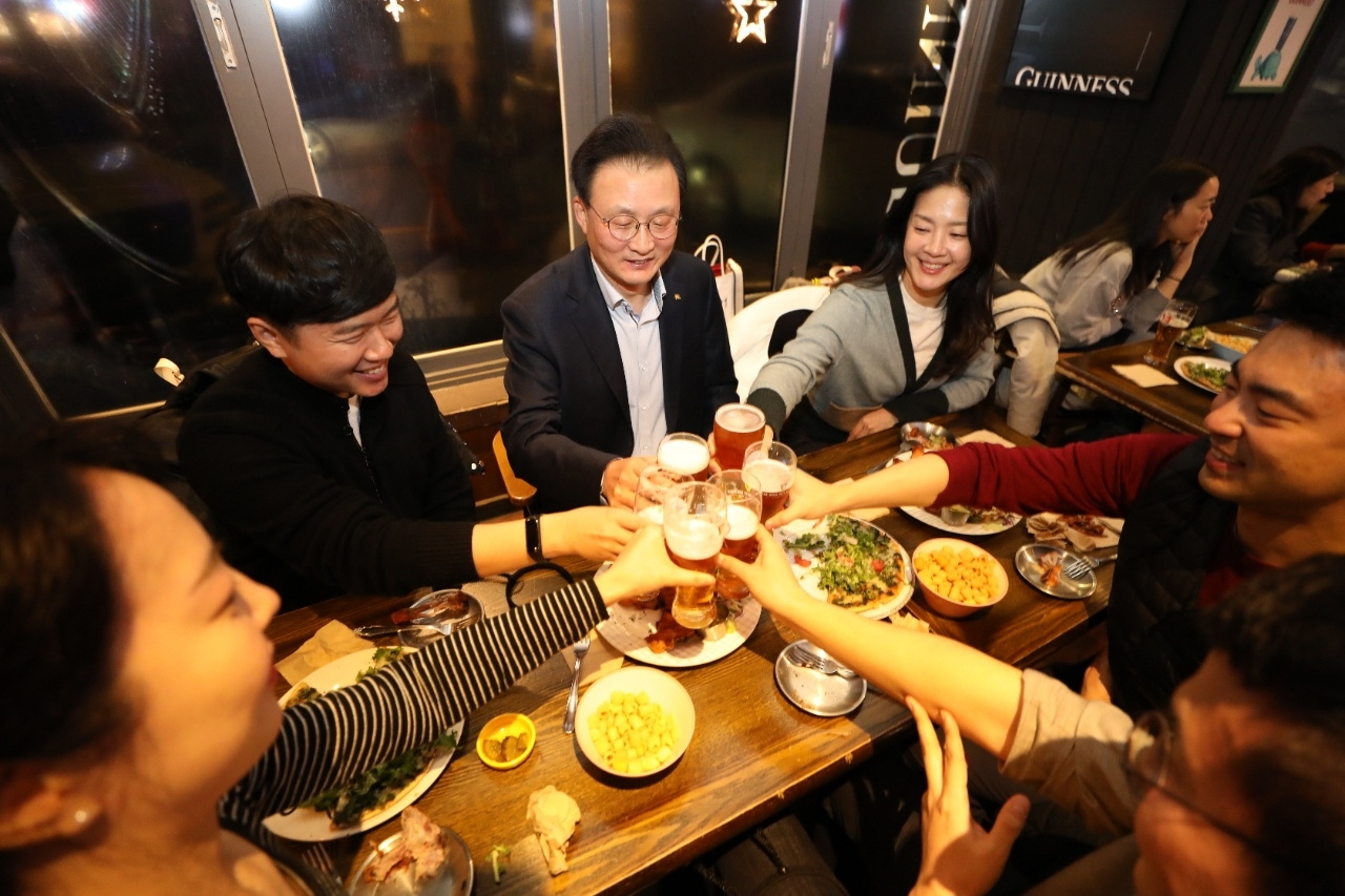 KB생명과 푸르덴셜생명의 통합법인인 KB라이프생명의 이환주 대표이사 후보(가운데)가 최근 양사 임직원들과 함께 호프데이를 진행하며 격식 없이 소통하는 시간을 가지고 있다. [KB라이프생명 제공]