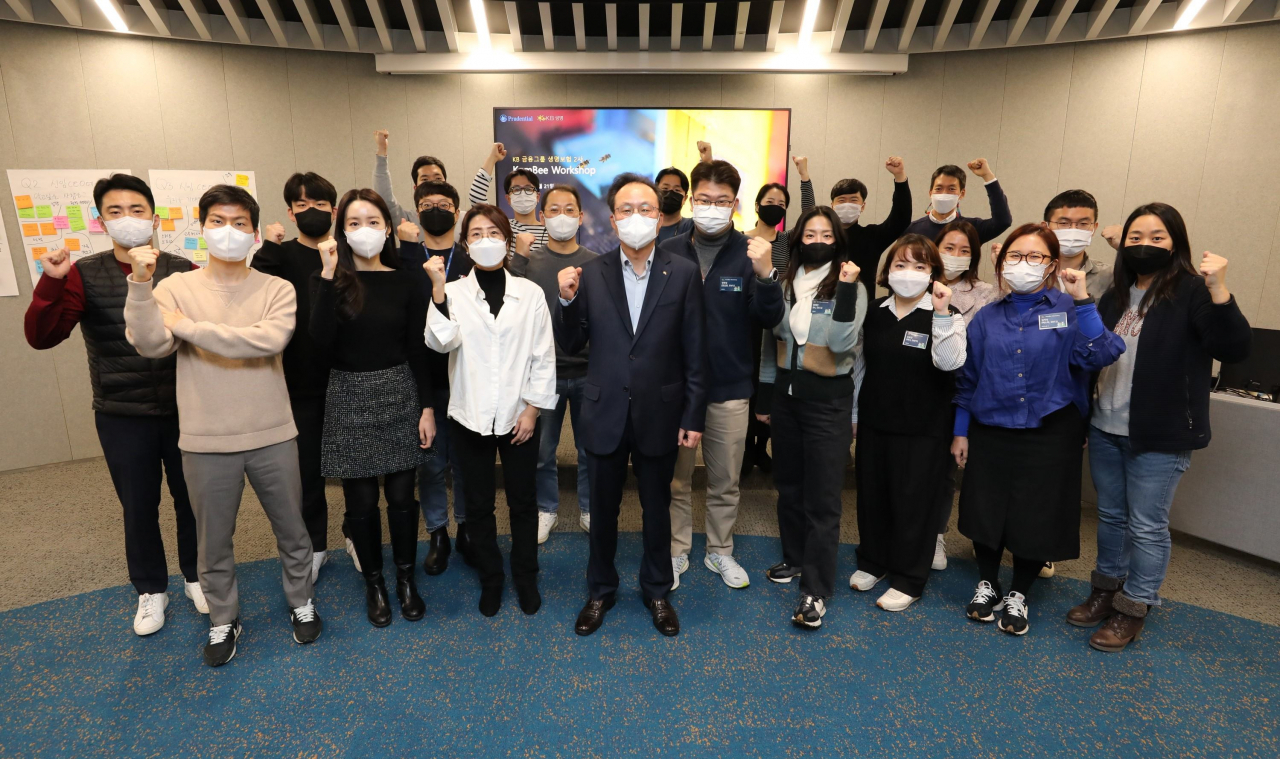 이환주 KB라이프생명 대표이사 후보(가운데)가 임직원들의 친목 도모와 조직문화 도출을 위한 '콤비워크숍'에 참석해 임직원들을 격려하고 기념사진을 촬영하고 있다. [KB라이프생명 제공]