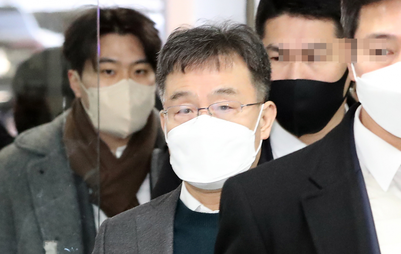 화천대유자산관리 대주주 김만배 씨가 2일 오전 서울중앙지법에서 열린 대장동 개발 사업 로비·특혜 의혹 관련 1심 속행 공판에 출석하고 있다. [연합]
