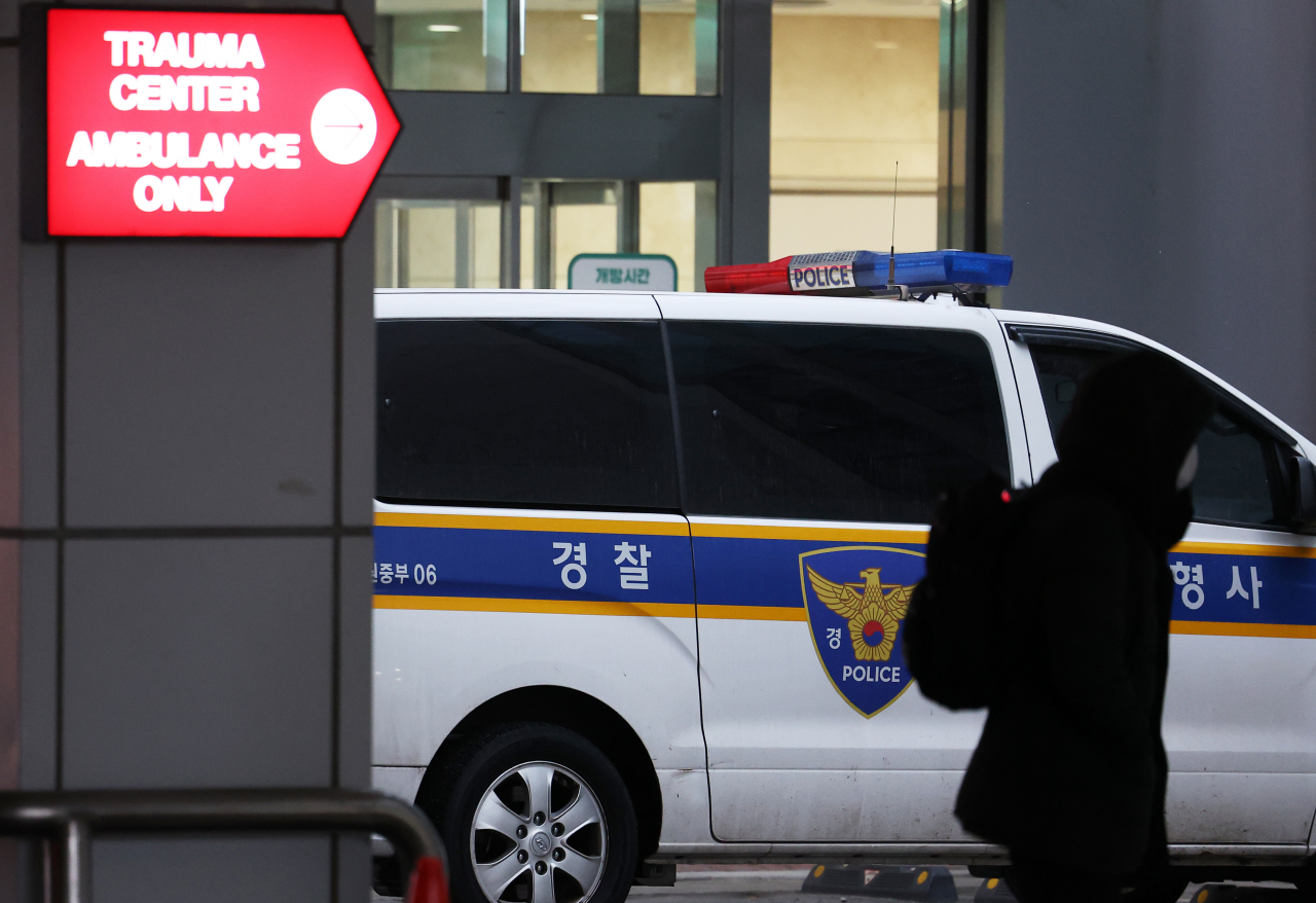 대장동 개발 비리 의혹 사건의 핵심 인물인 김만배 씨가 극단적인 선택을 시도해 병원으로 이송됐다. 15일 경찰 등에 따르면 김씨는 14일 오전 2시께 경기도 수원시 장안구의 한 대학교 인근 도로에 주차된 자신의 차 안에서 흉기로 자신의 목과 가슴 부위를 여러 차례 찔러 자해했다. 사진은 15일 오전 김씨가 이송된 병원 모습. [연합]