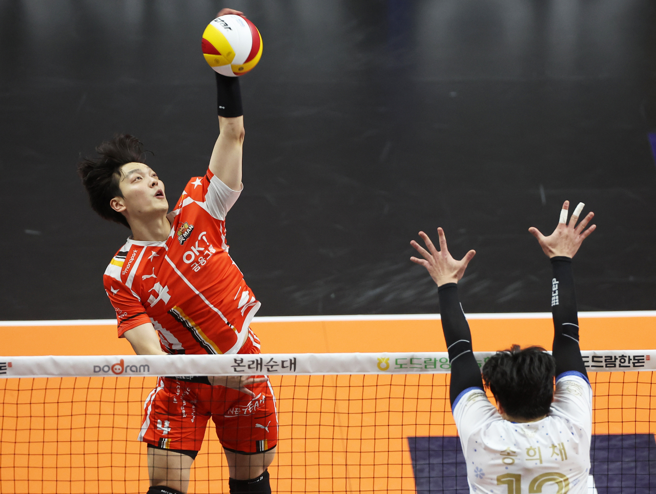 OK Financial Group OKman’s opposite striker Jo Jae-sung plays during a match with Seoul Woori Card Woori Won on Dec. 21. (Yonhap)