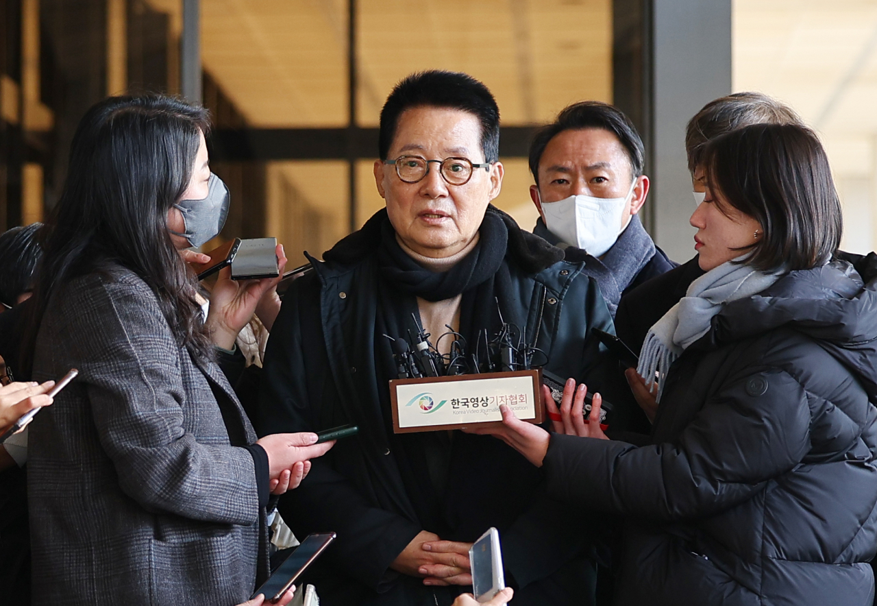 박지원 전 국가정보원장이 지난 14일 오전 서해 공무원 피격 사건 관련 검찰 조사를 받기 위해 서울 서초구 서울중앙지검에 출석, 기자들의 질문에 답하고 있다.[연합]