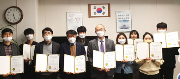 유은철 한국부동산원 부원장(사진 가운데)과 임직원이 ESG전문가 자격증 취득 후 기념촬영을 하고 있다. [한국부동산원 제공]