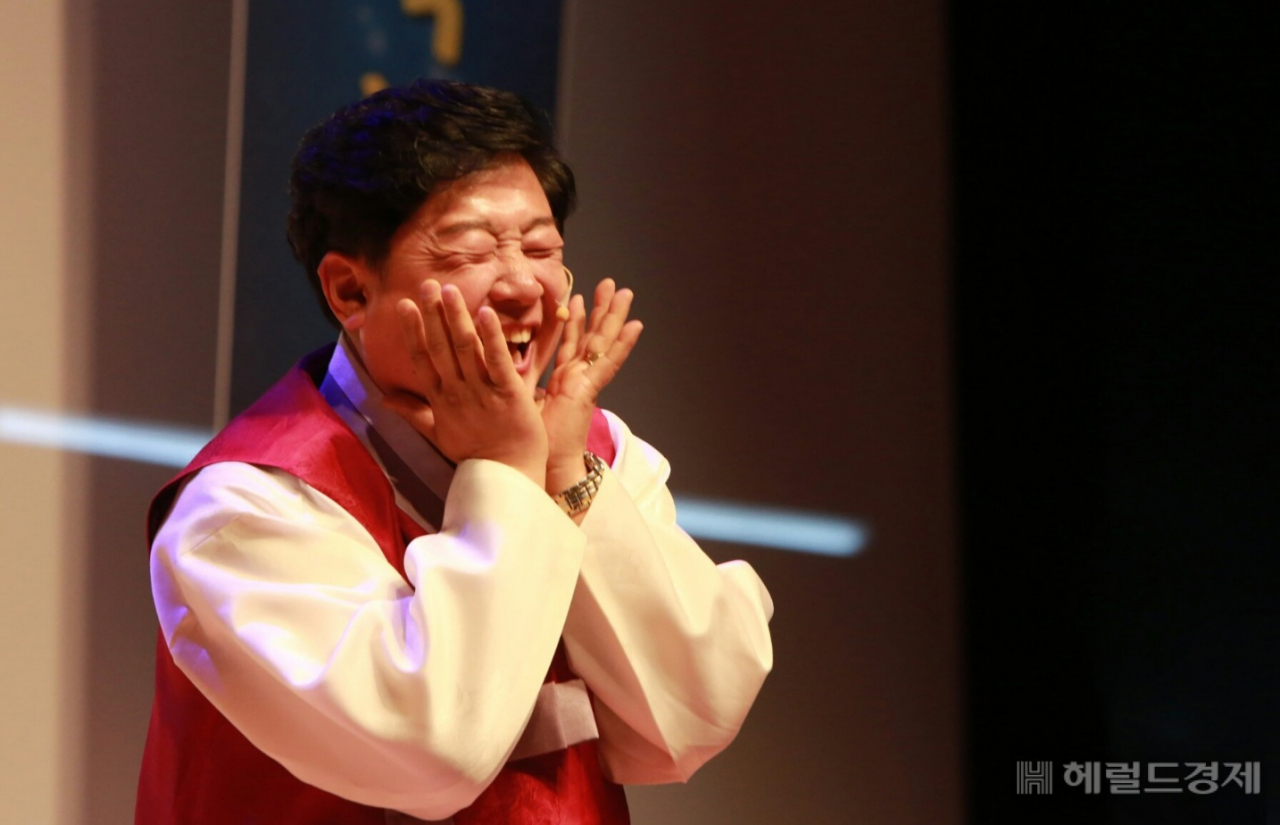 한국최초의 웃음요가를 만든 김영식 교수는 한국의 정서를 담은 웃음생명운동을 펼쳐가고 있다.