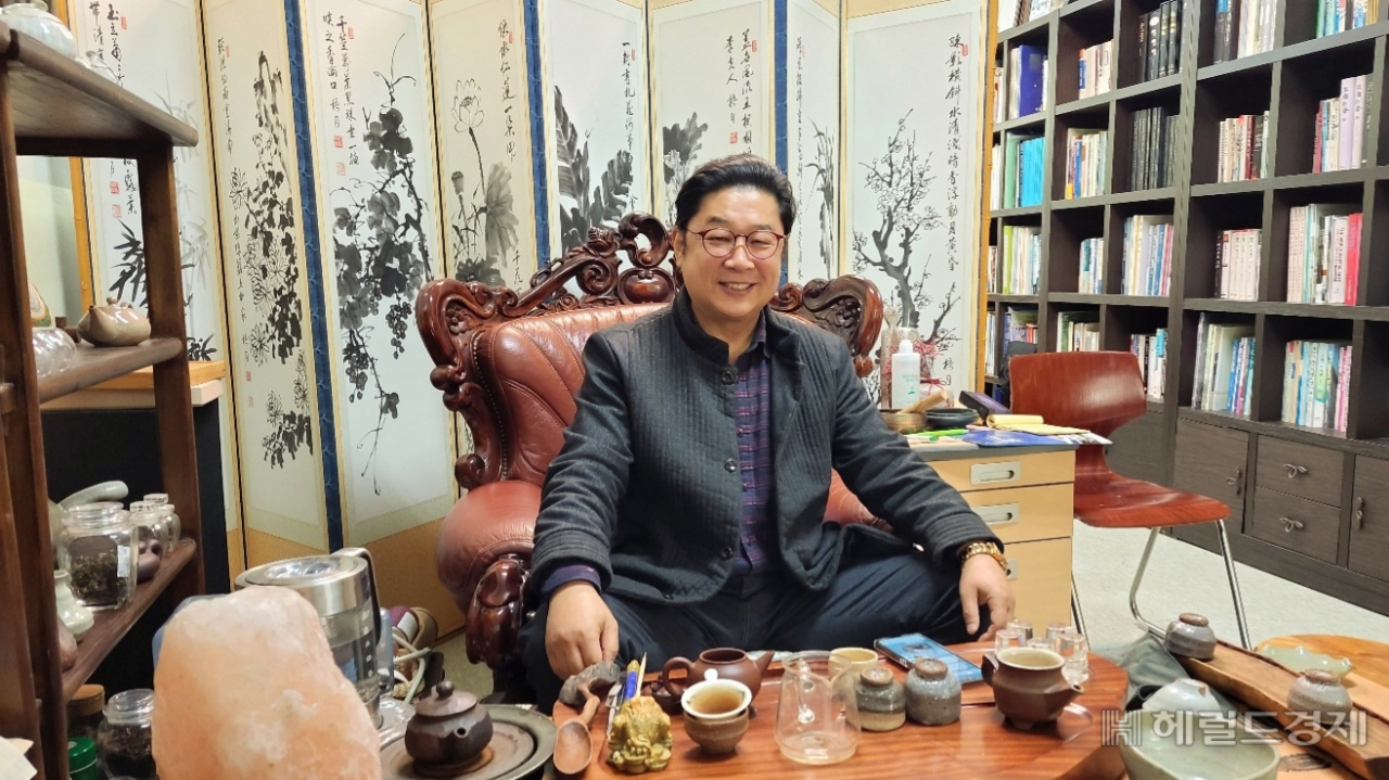 김 교수는 남부대에서 무도경호학과 학생을 가르치고 있다. 지리산발효차를 함께 마시며 2시간 가량 인터뷰를 이어갔다.