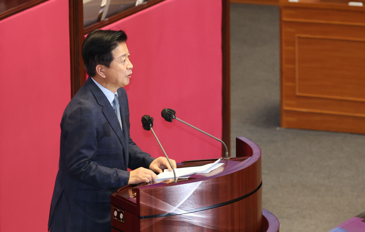 28일 오후 국회에서 열린 본회의에서 뇌물수수·정치자금법 위반 혐의를 받는 더불어민주당 노웅래 의원 체포동의안이 부결됐다. 노 의원이 체포동의안 투표에 앞서 신상발언을 하고 있다. [연합]